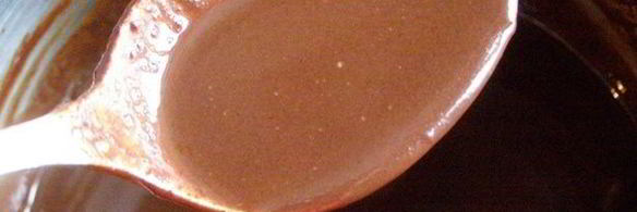 заварные клецки с клубникой и шоколадным соусом