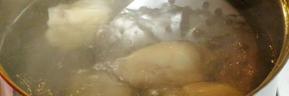 заварные клецки с клубникой и шоколадным соусом