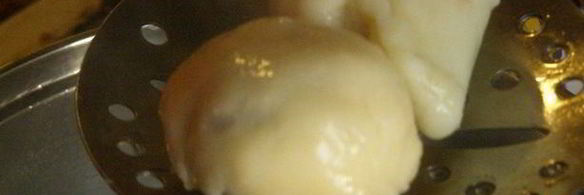 заварные клецки с клубникой и шоколадным соусом