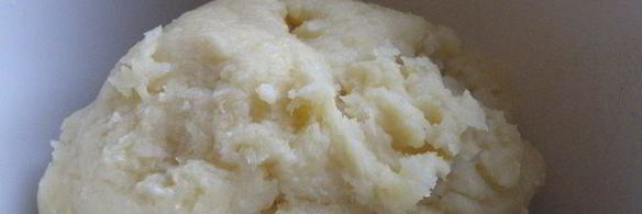 заварные клецки с клубникой и шоколадным соусом