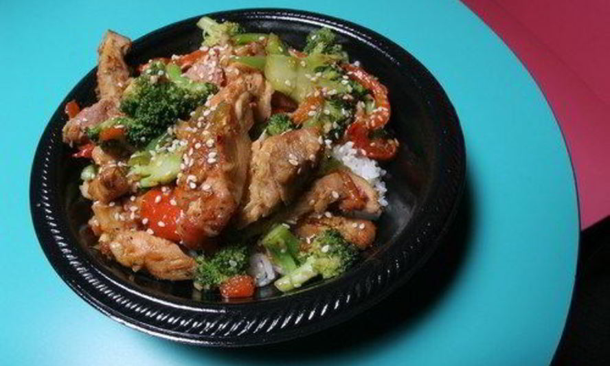 Рецепт пикантного жаркого из курицы по-китайски с брокколи, перцем и огурцом