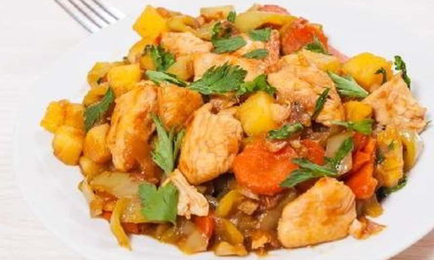 Рецепт сочного жаркого из курицы с овощами