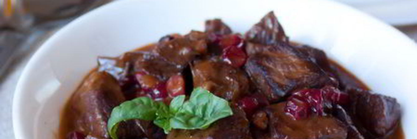 Жаркое из говядины с клюквой