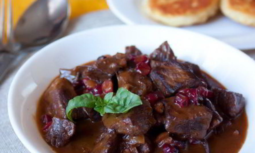 Рецепт жаркого из говядины с клюквой