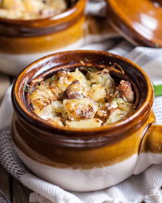 Жаркое из курицы в горшочках