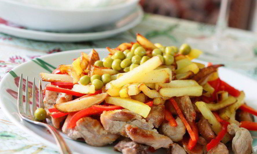 Рецепт жаркого из мяса с жареной картошкой