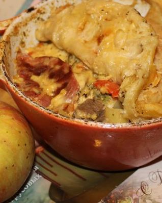 Жаркое с языком и беконом под крышкой из слоеного теста Сытый Патрик