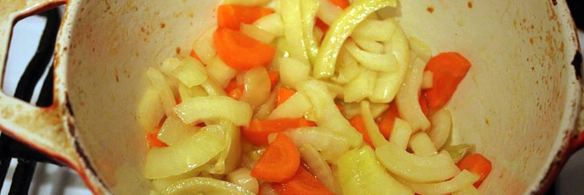 жаркое с языком и беконом под крышкой из слоеного теста сытый патрик