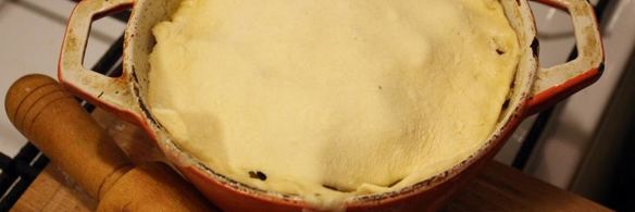 жаркое с языком и беконом под крышкой из слоеного теста сытый патрик