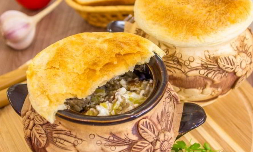 Рецепт жаркого в горшочках под крышечкой из теста