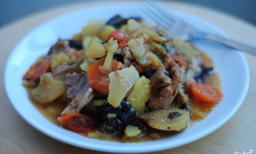 Рецепт жаркого в горшочке из курицы с черносливом