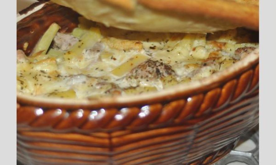 Рецепт жаркого в горшочке под ароматной слойкой