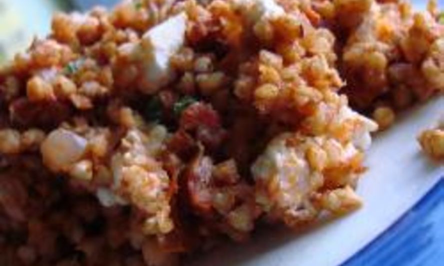 Рецепт гречки по-гречески с помидорами и брынзой