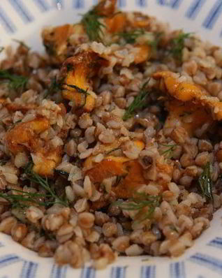 Гречка с грибами, луком и укропом