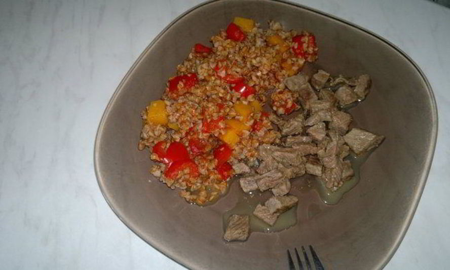 Рецепт гречка с томатным пюре, перцем и тыквой, говядина тушеная с тимьяном