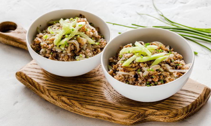 Рецепт гречки с жареным луком и свежим огурцом