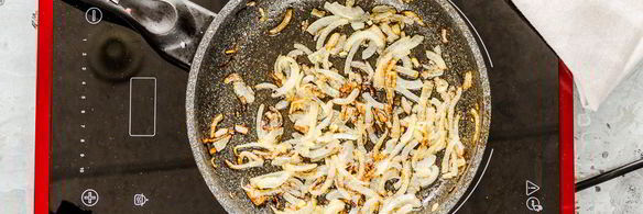 гречка с жареным луком и свежим огурцом