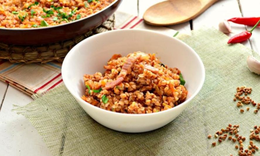 Рецепт гречневой каши с беконом на сковороде