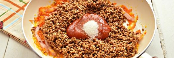 гречневая каша с беконом на сковороде