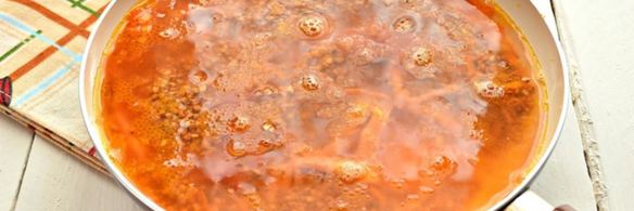 гречневая каша с беконом на сковороде