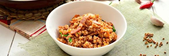 гречневая каша с беконом на сковороде