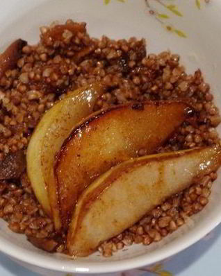 Гречневая каша с курагой и грушей