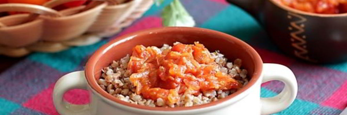 Гречневая каша с луком и помидорами