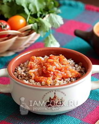 Гречневая каша с луком и помидорами