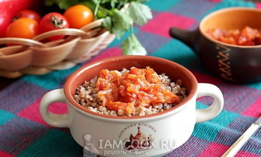 Рецепт гречневой каши с луком и помидорами