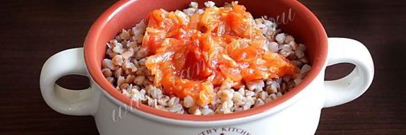 гречневая каша с луком и помидорами