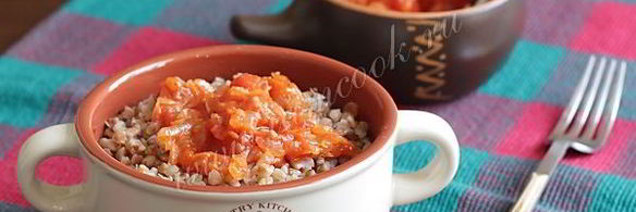 гречневая каша с луком и помидорами