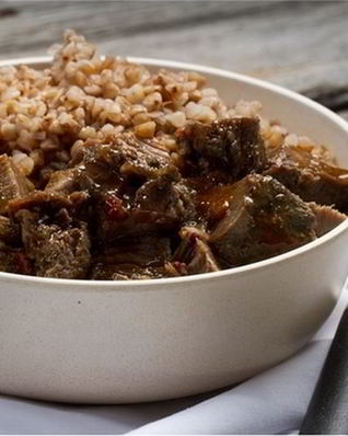 Гречневая каша с пряной говядиной и черносливом