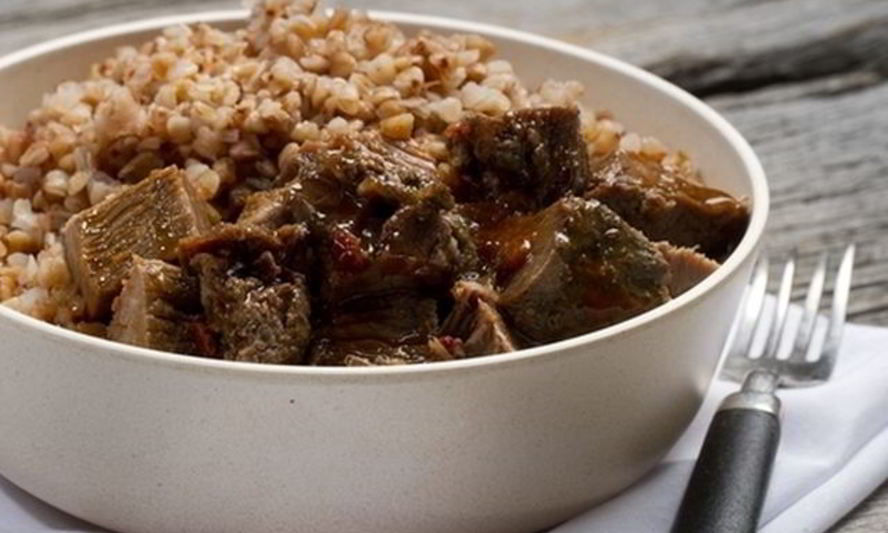 Рецепт гречневой каши с пряной говядиной и черносливом