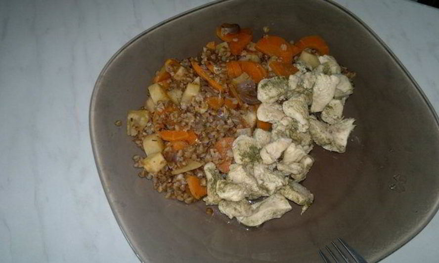 Рецепт куриной грудки с зеленым хмели — сунели и гречка с сельдереем и морковью