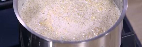 каша из киноа с орехами и сухофруктами