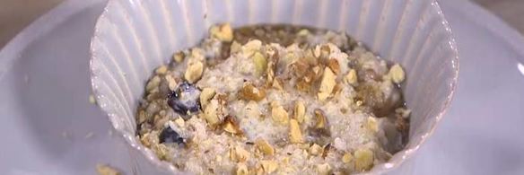 каша из киноа с орехами и сухофруктами