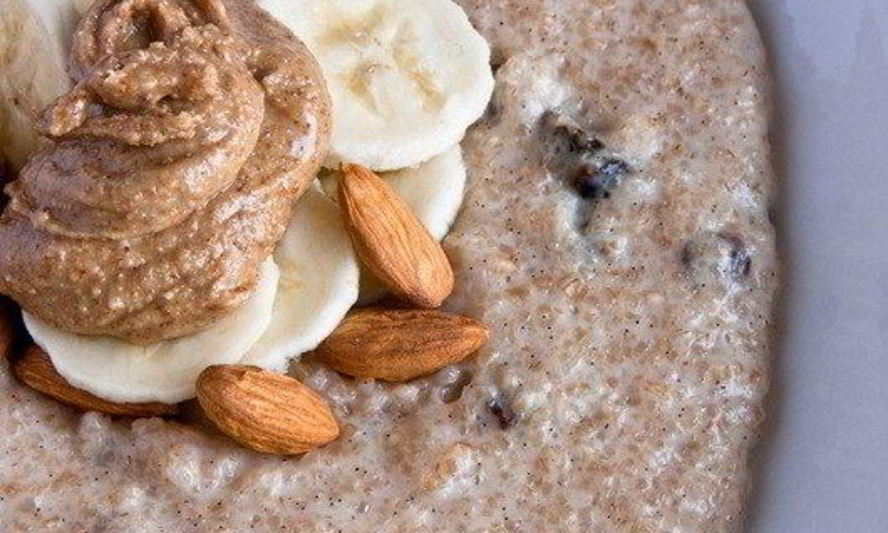 Рецепт каши из полбы с изюмом и миндальной пастой