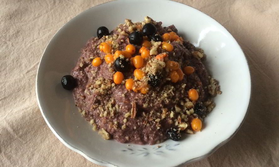 Рецепт льняной каши с клюквенным соком и черноплодкой, облепихой и пеканом
