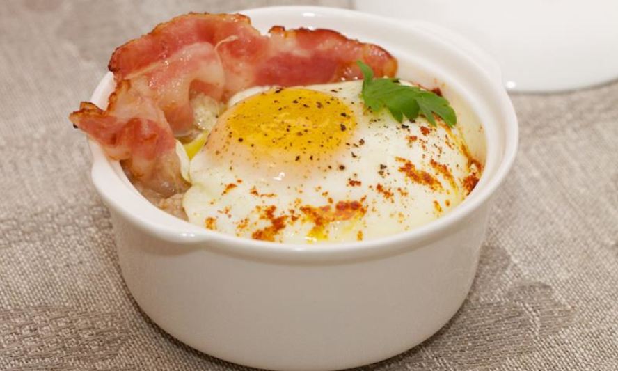 Рецепт сытной злаковой каши с яйцом и беконом