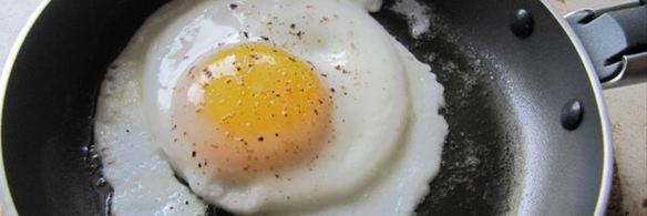 сытная злаковая каша с яйцом и беконом