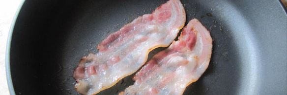 сытная злаковая каша с яйцом и беконом