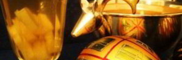 алкогольный коктейль с ананасами и шампанским