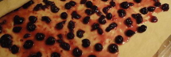 булочки-ссобойки с вишней и апельсиновым сиропом