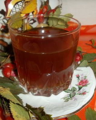 Чай из плодов шиповника с мелиссой