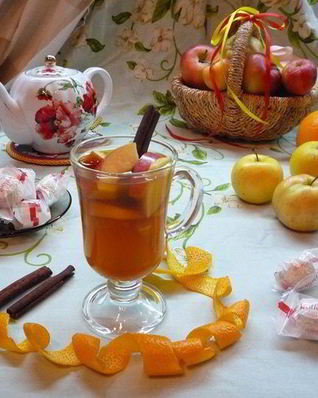 Яблочный чай с апельсином и корицей