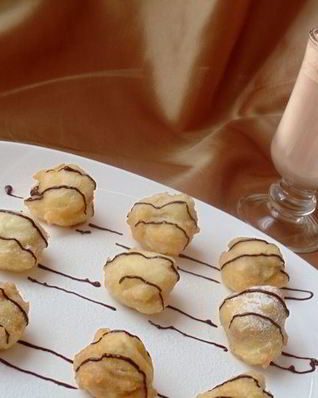 Французские пышки с шоколадно-апельсиновым напитком