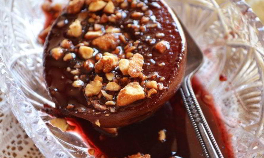 Рецепт груши в ягодно-винном сиропе с карамелизированными орешками