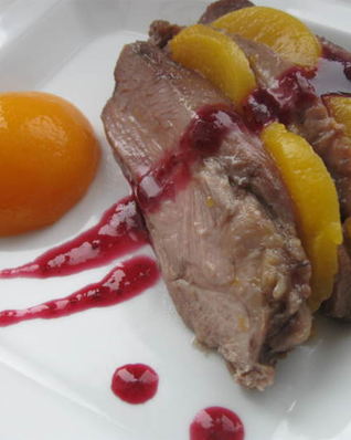 Индейка, глазированная медом с клюквенным соусом и персиком в легком сиропе