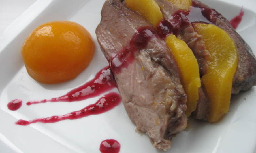Рецепт индейки, глазированной медом с клюквенным соусом и персиком в легком сиропе