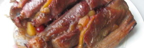 индейка, глазированная медом с клюквенным соусом и персиком в легком сиропе